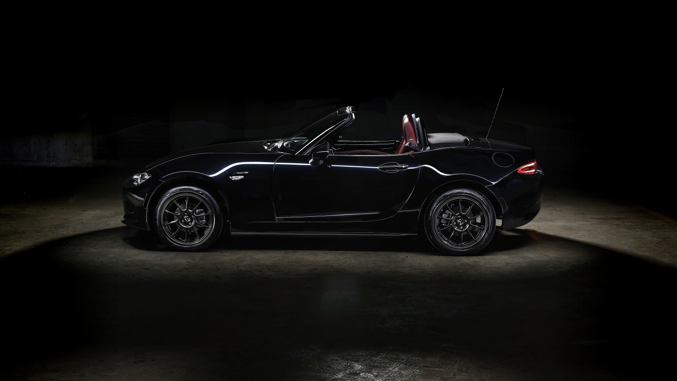 Черный автомобиль Mazda MX-5 Eunos Edition 2020 года 