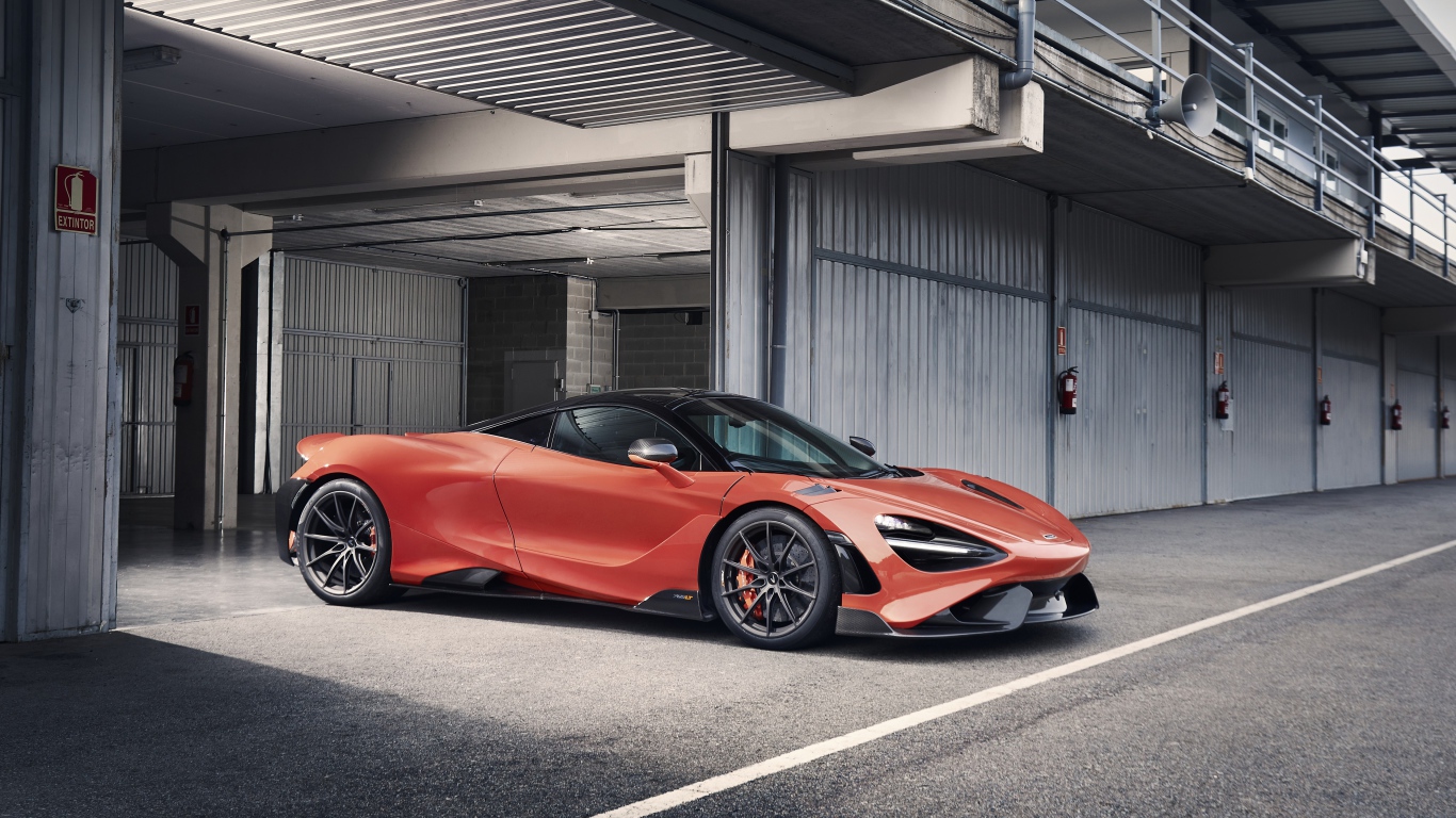 Автомобиль McLaren 765LT 2020 года выезжает из гаража 