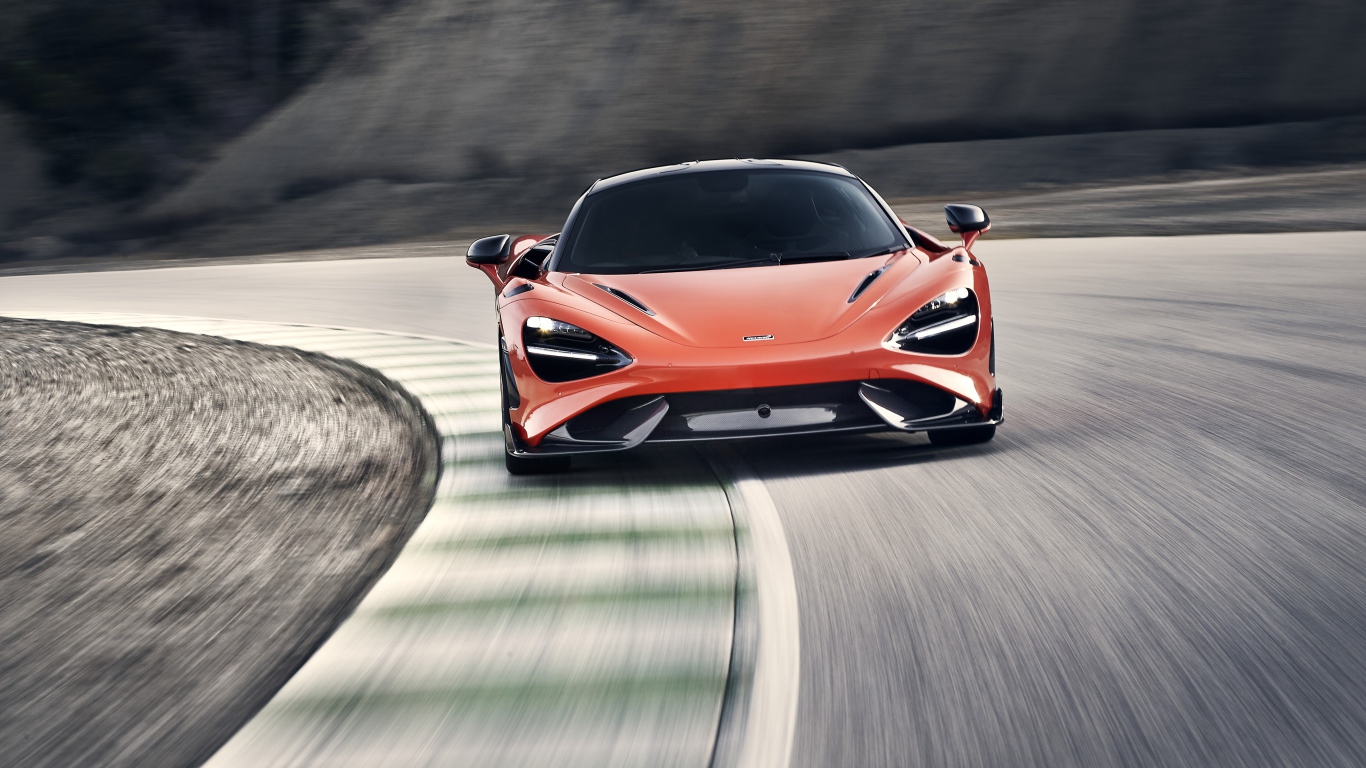 Спортивный автомобиль McLaren 765LT 2020 года на трассе 