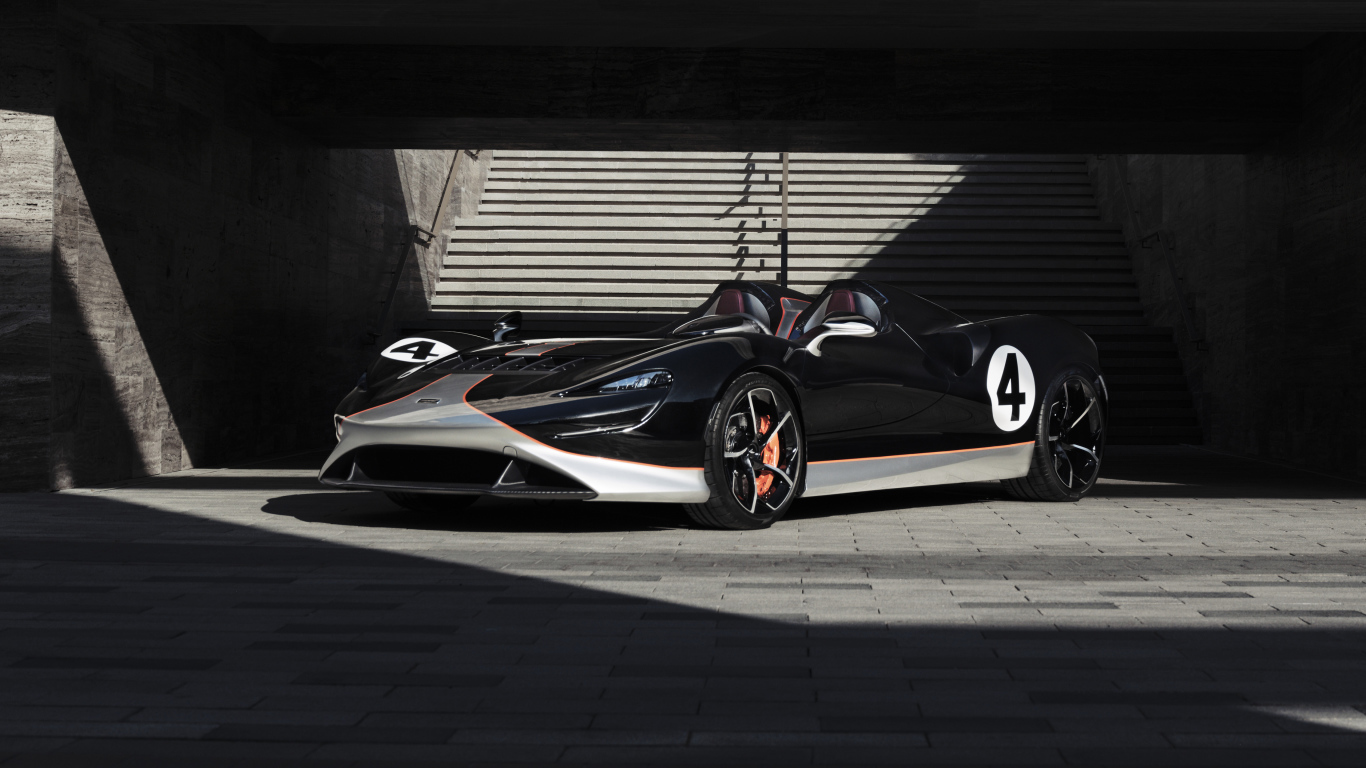 Спортивный McLaren MSO Elva M1A Theme 2020  года в лучах солнца