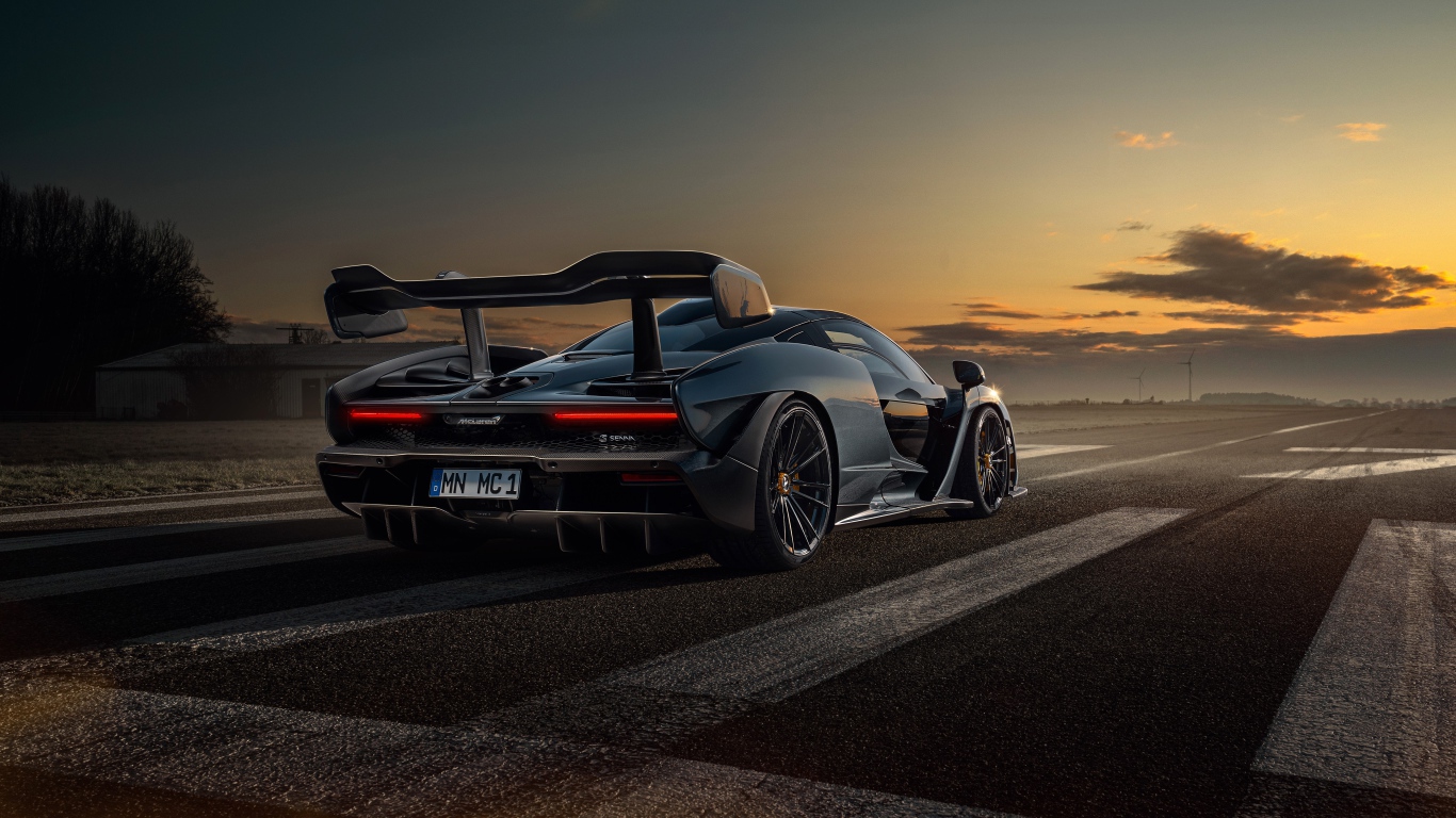 Гоночный автомобиль Novitec McLaren Senna 2020 года на трассе 