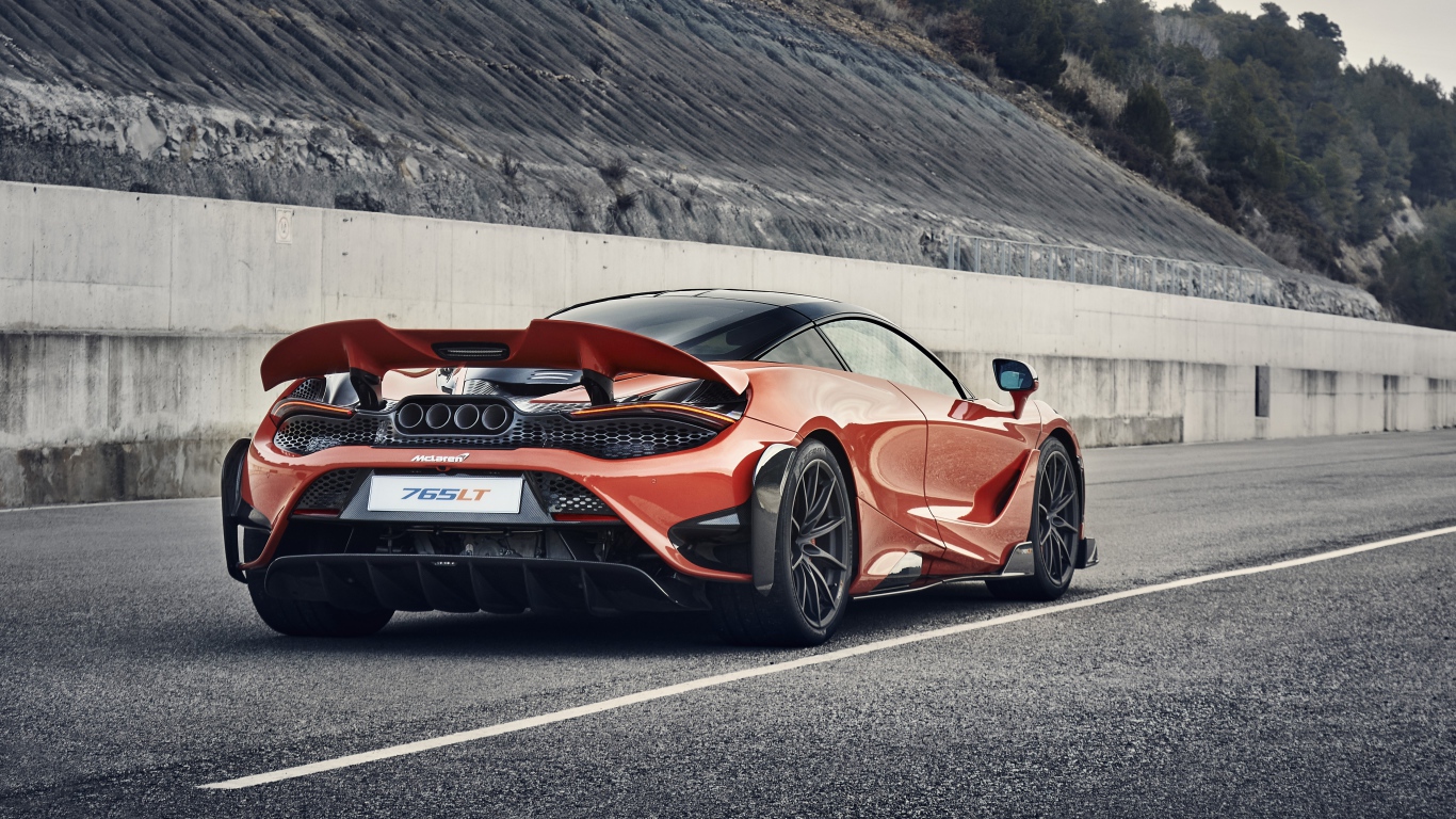 Красный спортивный автомобиль McLaren 765LT 2020 года 