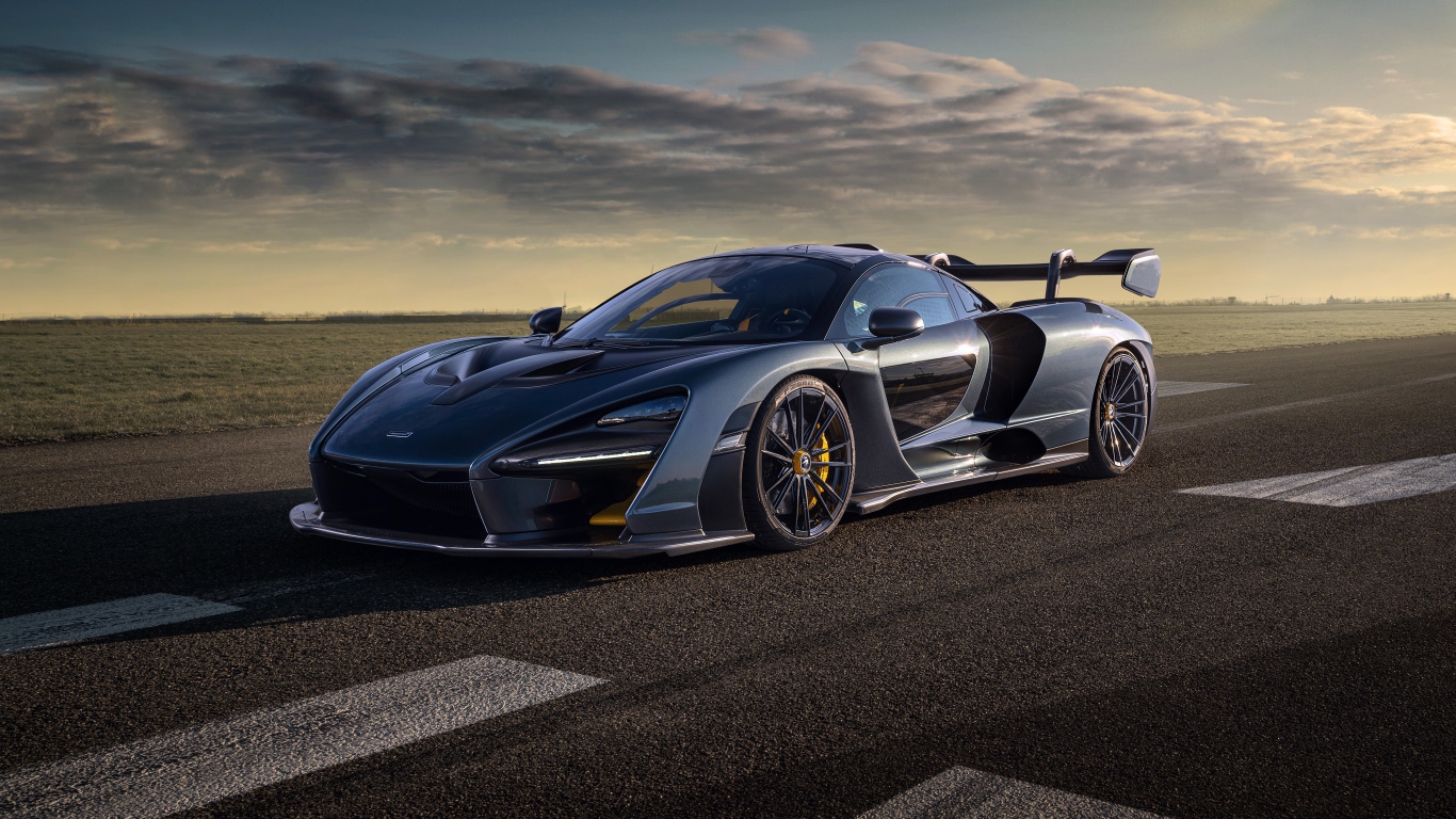 Серебристый гоночный автомобиль Novitec McLaren Senna 2020 года 