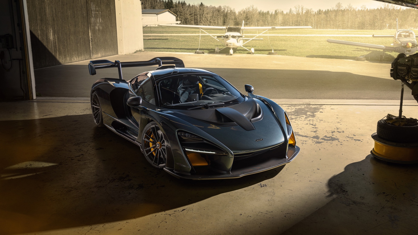 Черный автомобиль  McLaren Senna 2020 года на аэродроме 