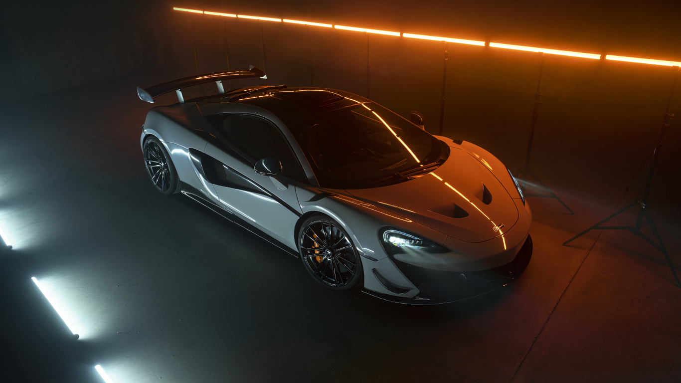 Спортивный автомобиль McLaren 620R 2021 года вид сверху
