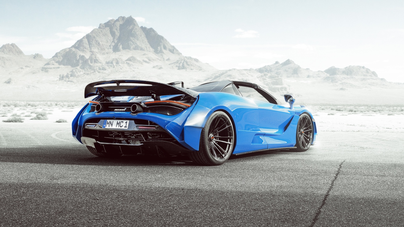 Голубой автомобиль  McLaren 720S Spider N-Largo 2020 года вид сзади на фоне гор 