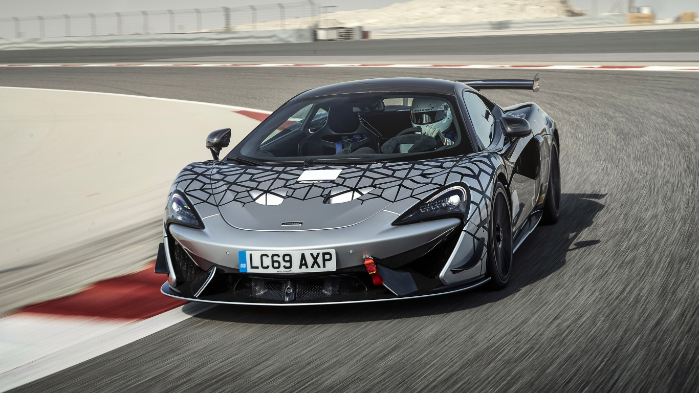 Гоночный автомобиль McLaren 620R на трассе