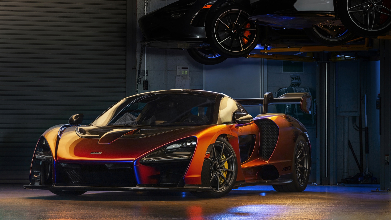 Оранжевый спортивный автомобиль McLaren MSO Senna в гараже