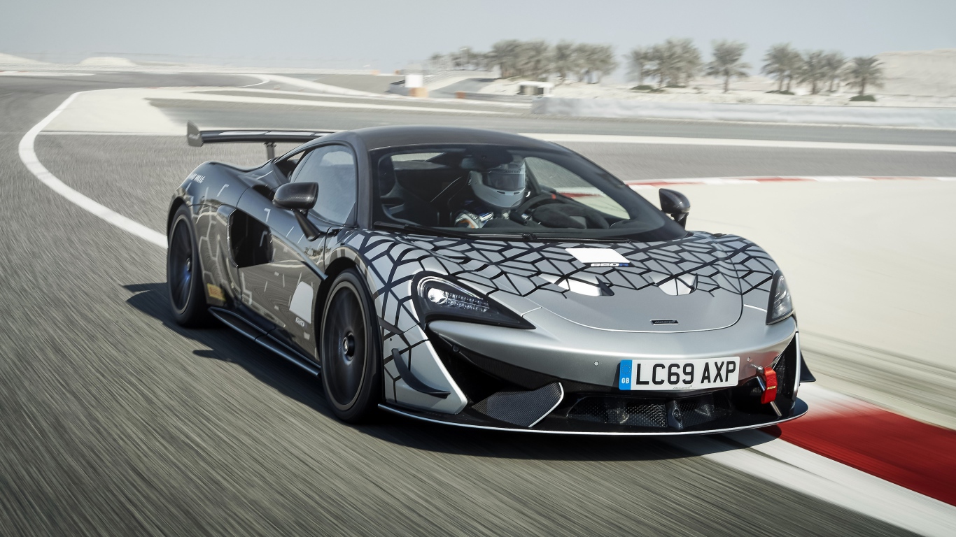 Спортивный автомобиль McLaren 620R на трассе