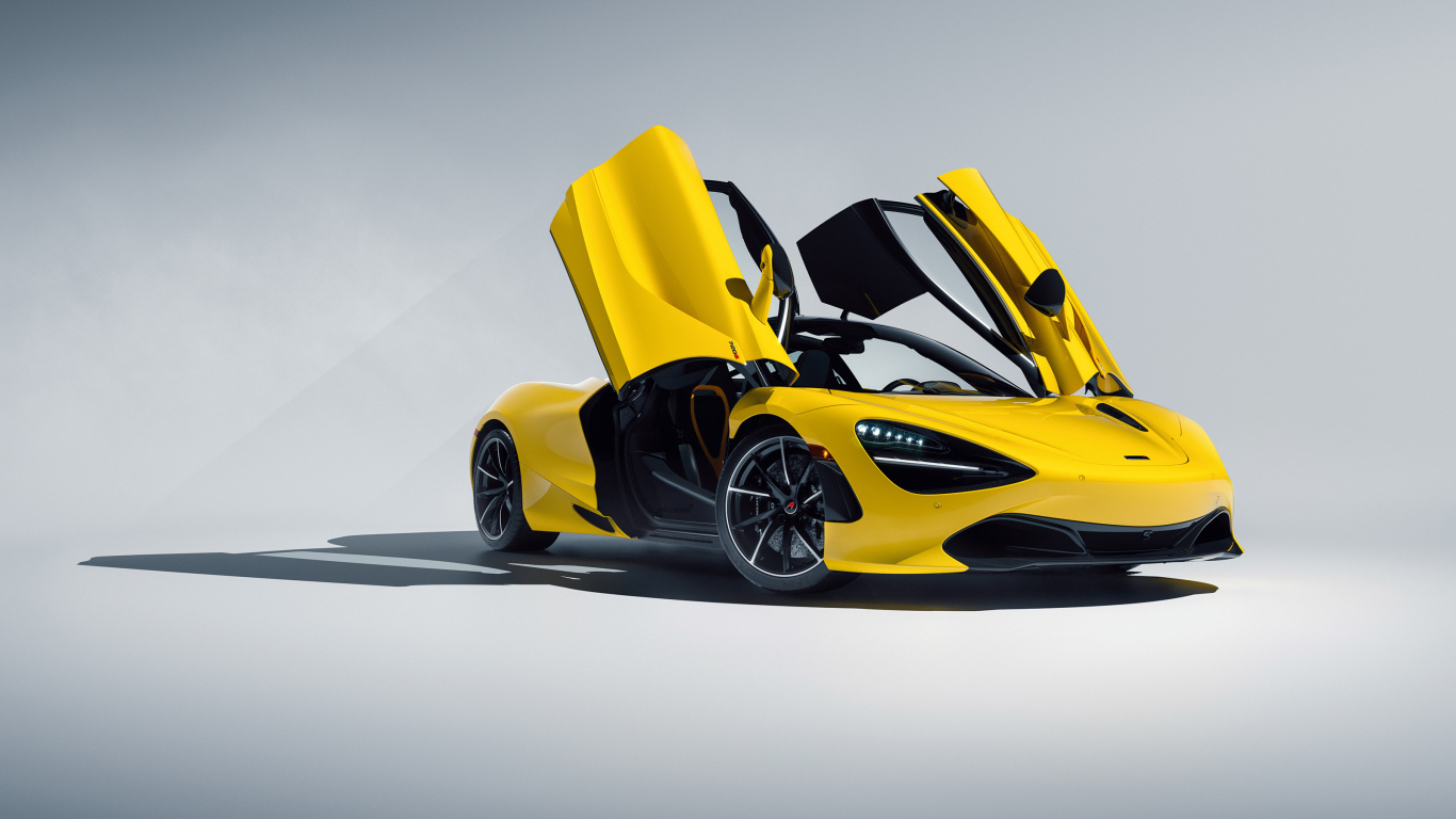 Желтый автомобиль McLaren 720S CGI с открытыми дверями на сером фоне