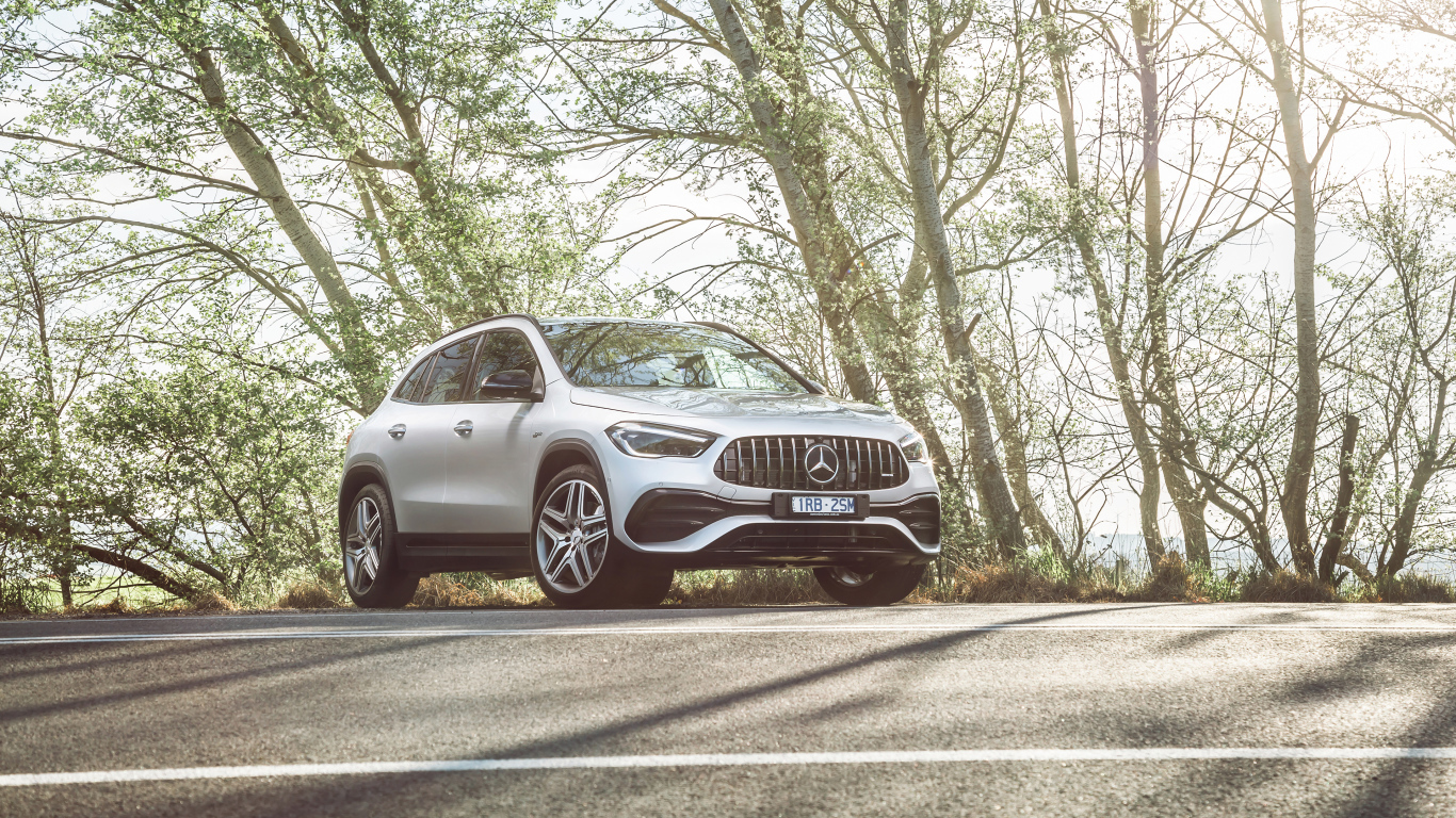 Белый автомобиль Mercedes-AMG GLA 35 4MATIC 2020 года на дороге