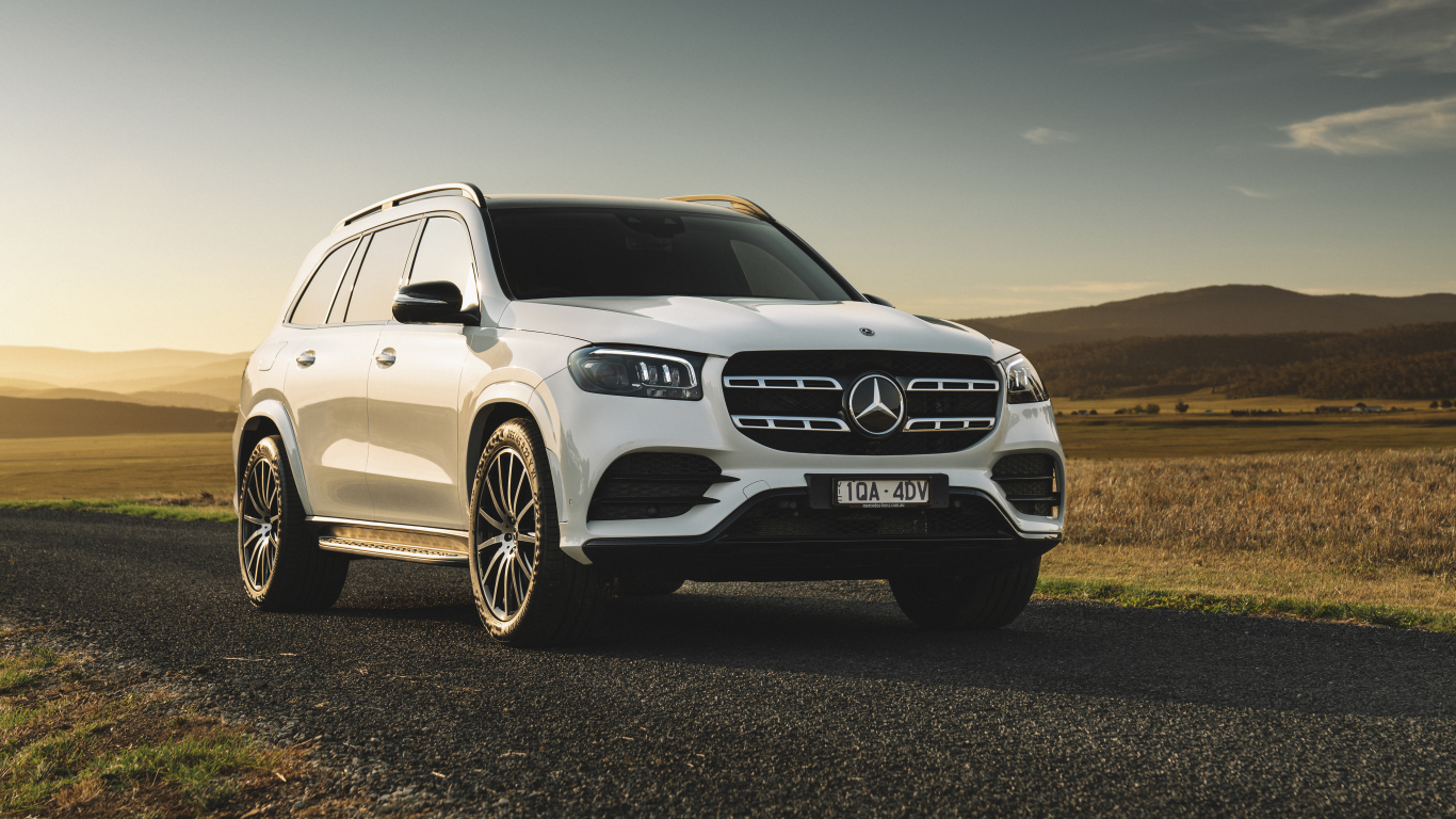 Белый стильный внедорожник Mercedes-Benz GLS 400 D 4MATIC AMG Line 2020 года