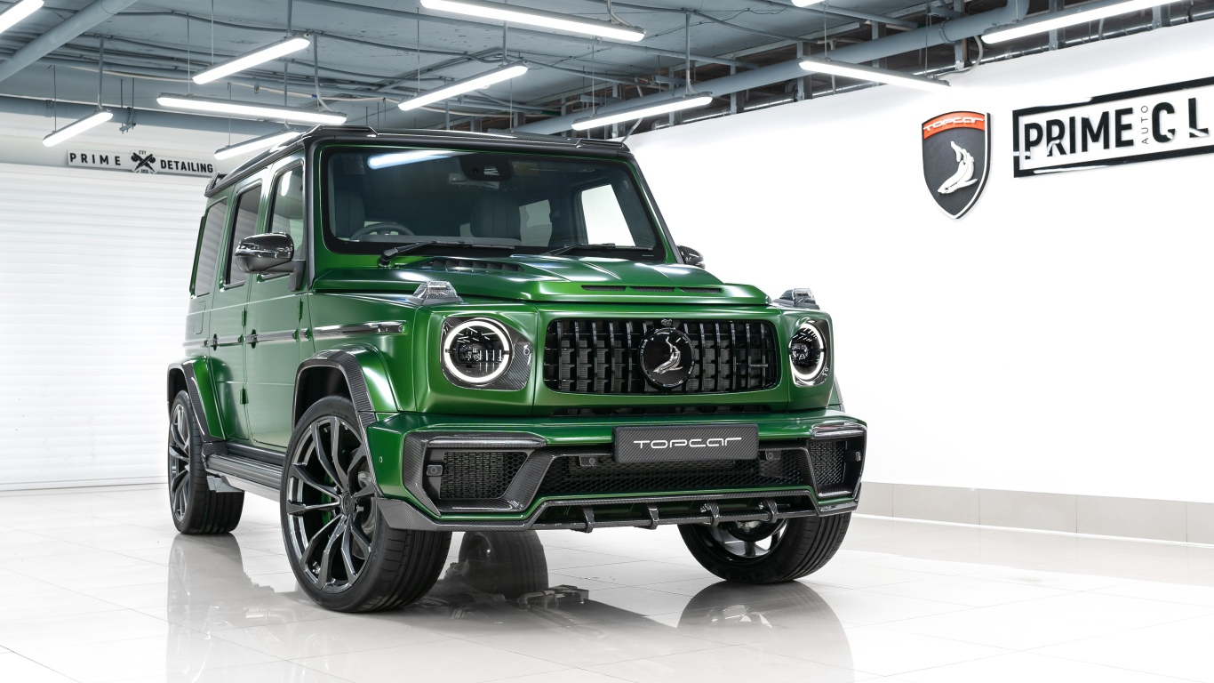 Зеленый внедорожник Mercedes-Benz G-Klasse Green Inferno 2020 года в гараже
