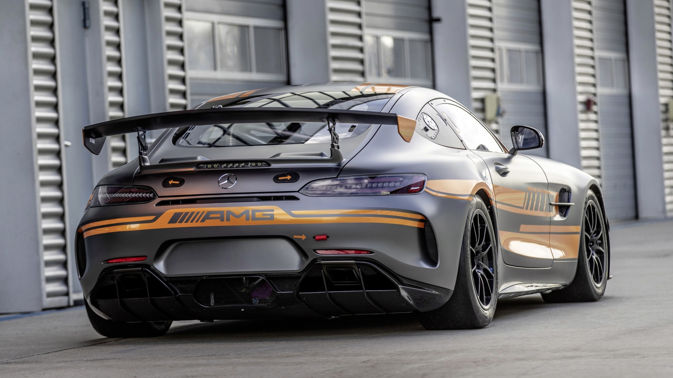 Серебристый автомобиль Mercedes-AMG GT4 2020 года вид сзади