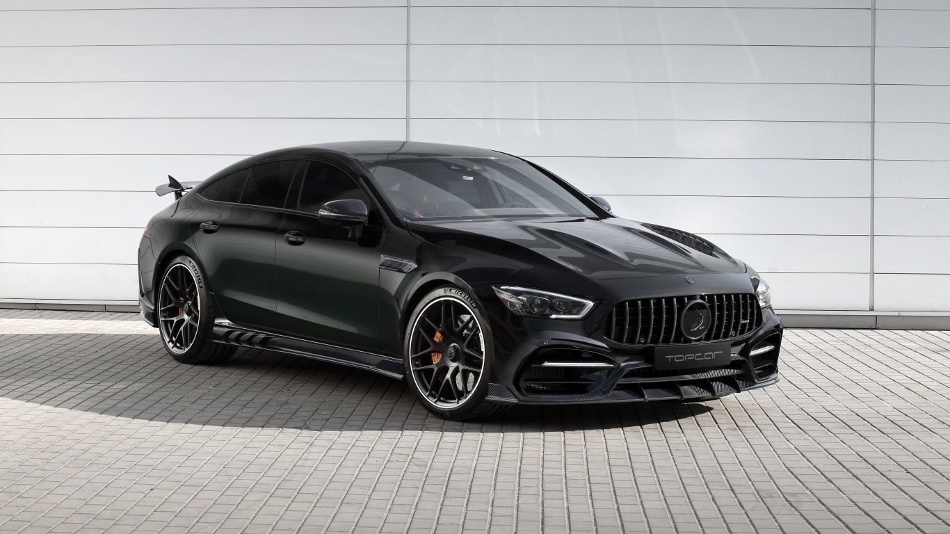 Черный автомобиль  Mercedes-AMG GT 63 S 4MATIC+ 4-Door Coupé Inferno 2020 года у гаража