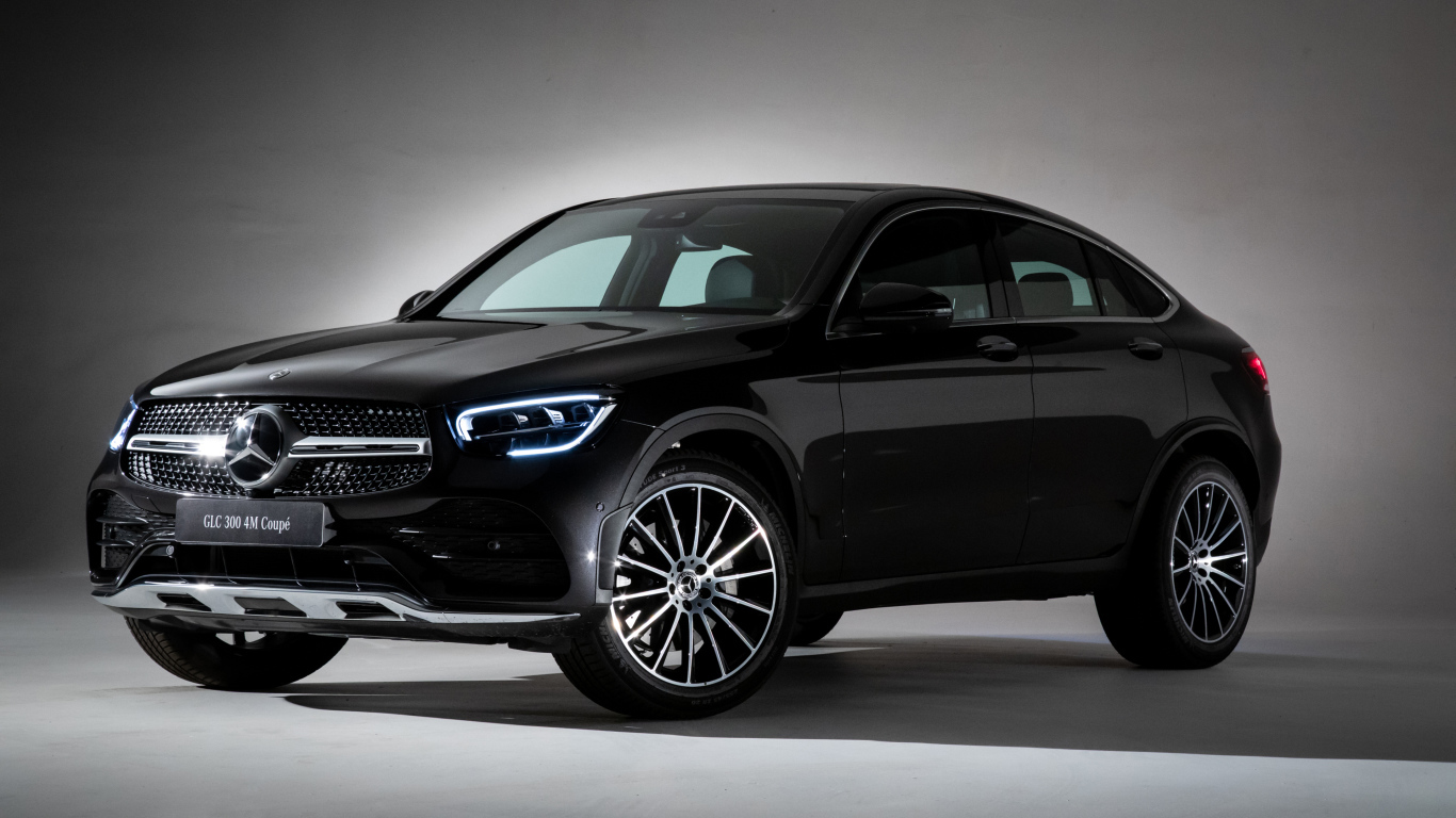 Черный стильный автомобиль Mercedes-Benz GLC 300,  2019 года на сером фоне