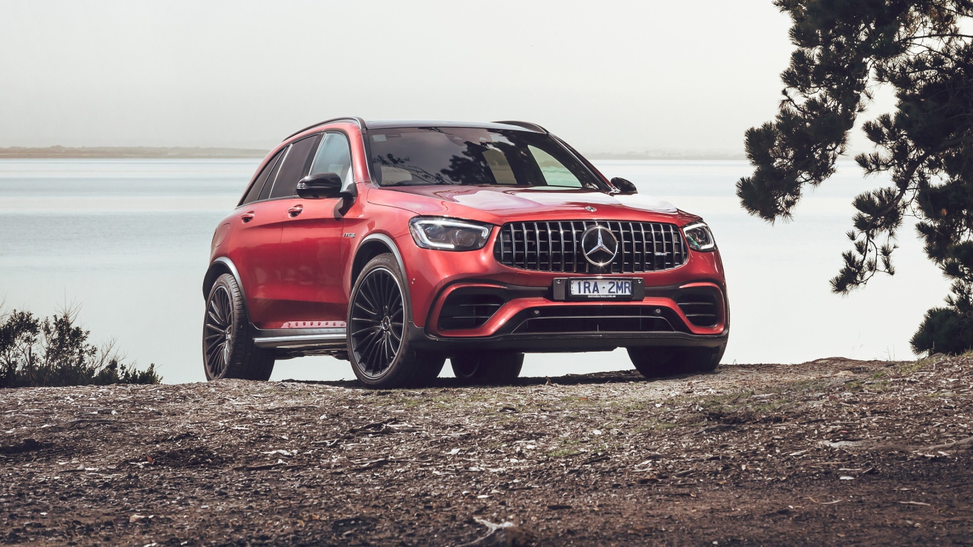 Красный автомобиль Mercedes-AMG GLC 63 S 4MATIC 2020 года у воды