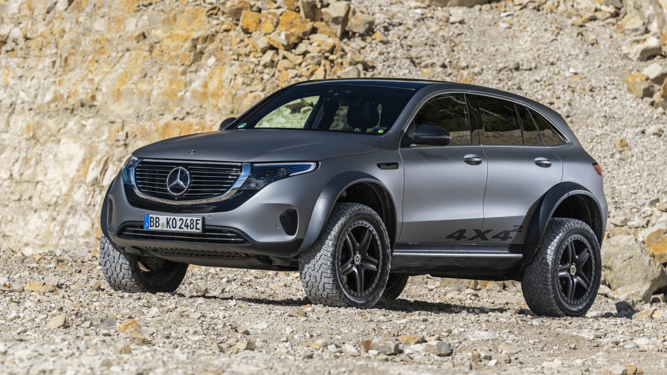 Внедорожник Mercedes-Benz EQC 4x4,  2020 года на фоне гор 