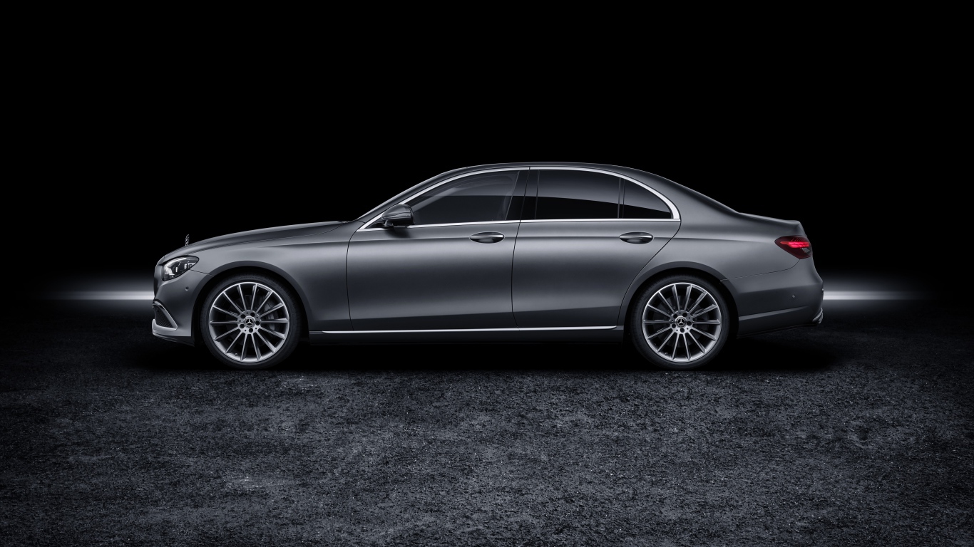 Серебристый автомобиль Mercedes-Benz E-Klasse 2020 года на черном фоне