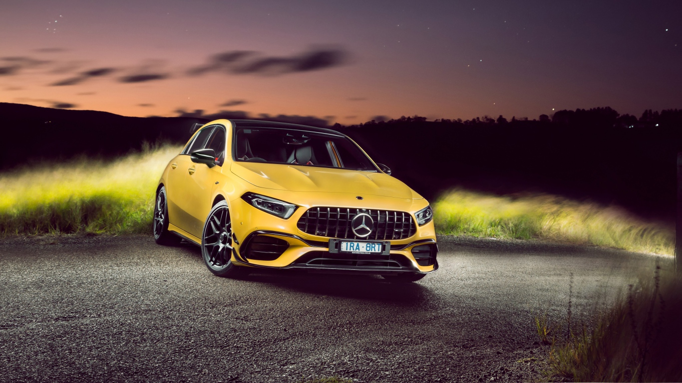 Желтый автомобиль Mercedes-AMG A 45 S 4MATIC Aerodynamic Package 2020 года ночью 