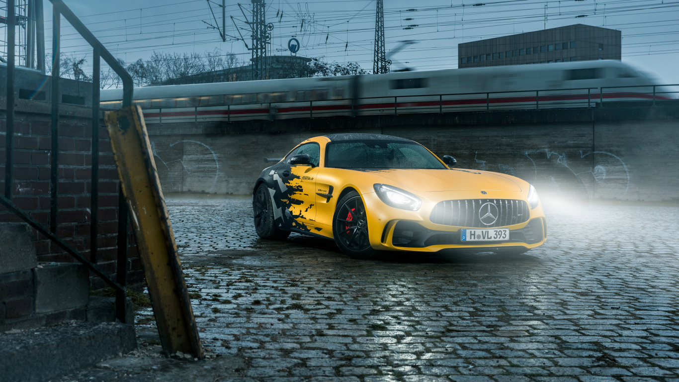 Желтый дорогой Mercedes Benz AMG GTR на дороге