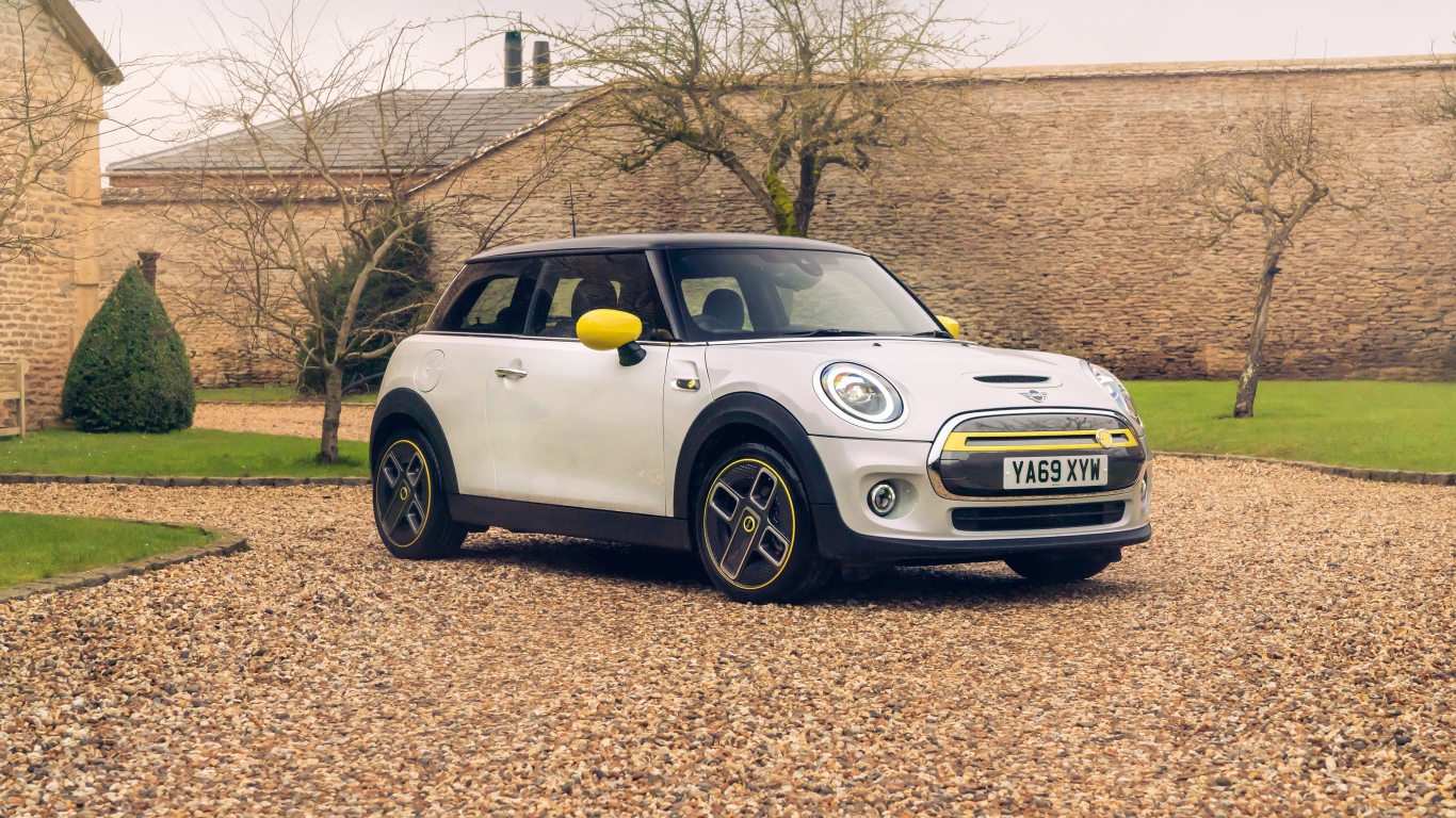 Автомобиль MINI Cooper SE Level 2 2020 года у дома