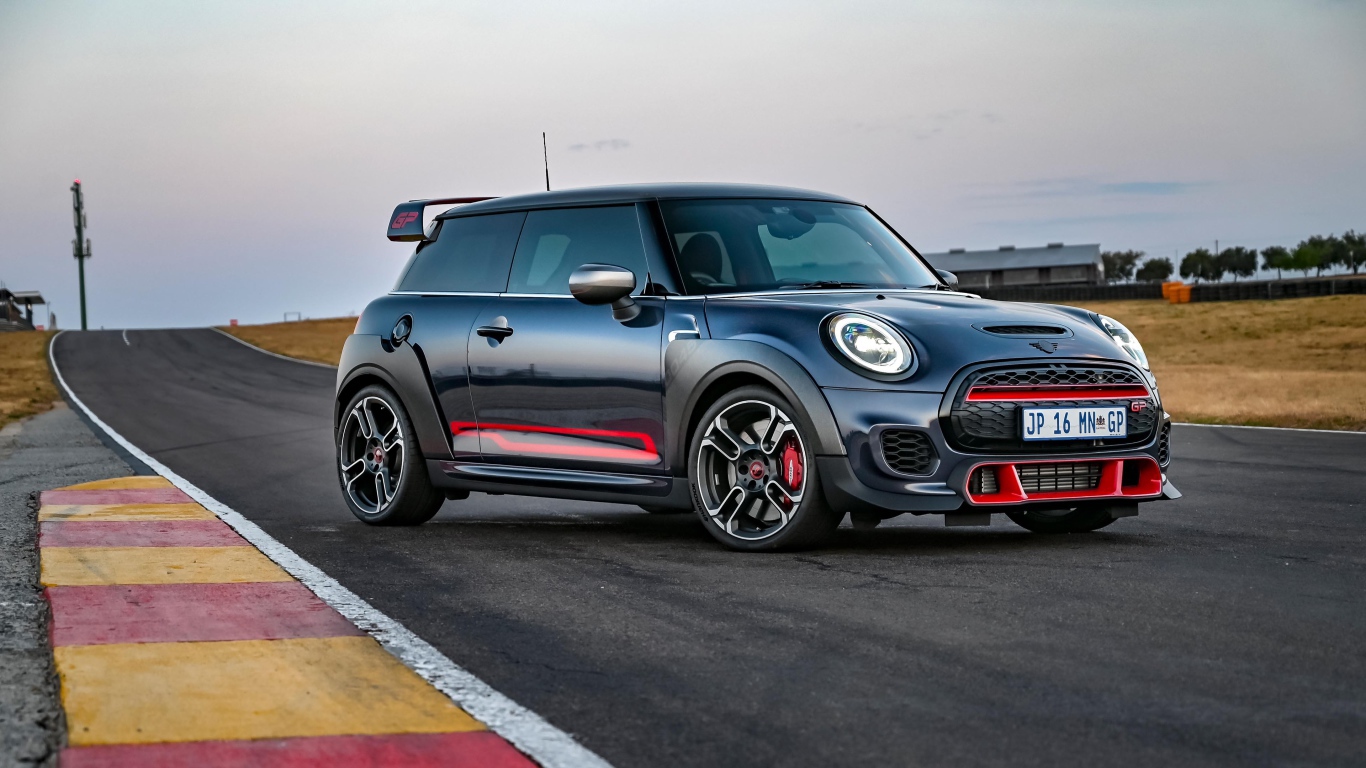 Автомобиль MINI John Cooper Works GP 2020 года на дороге
