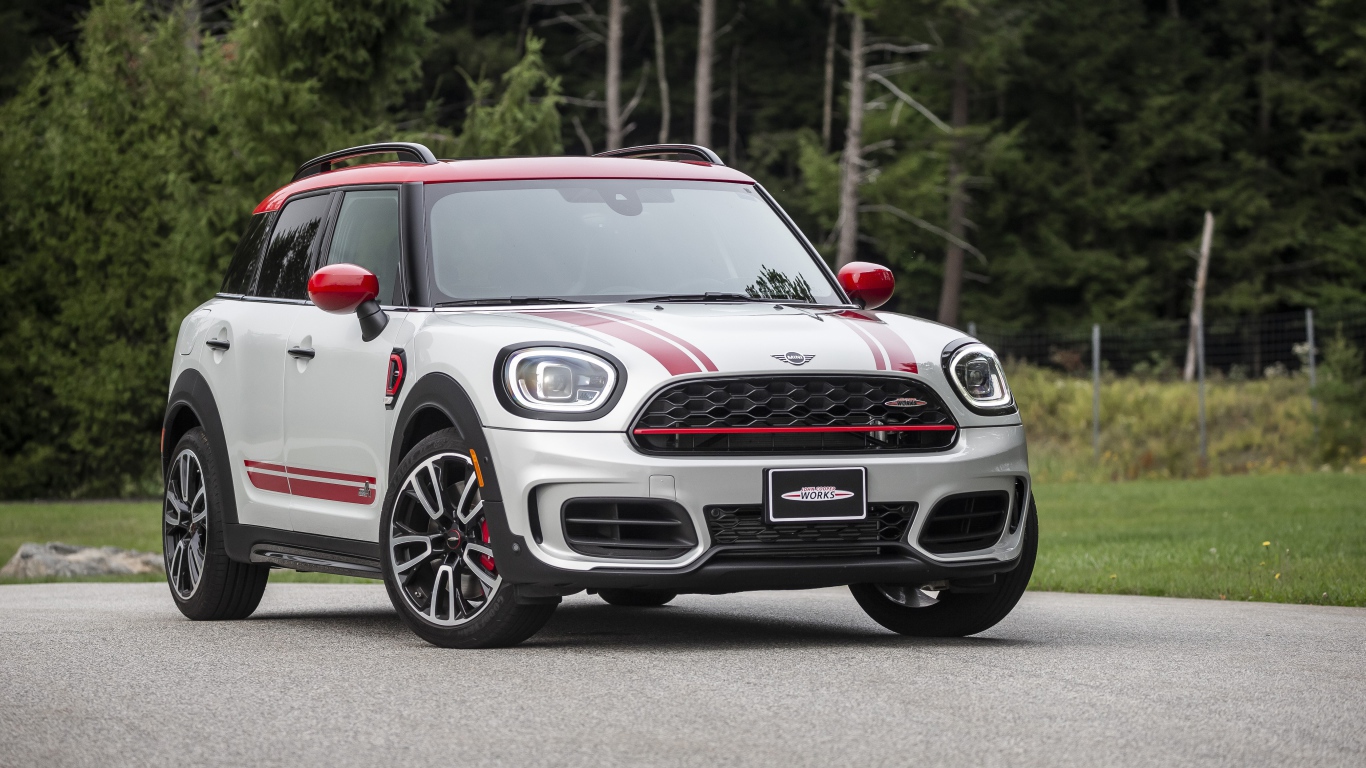 Автомобиль  MINI John Cooper, 2021 года на дороге