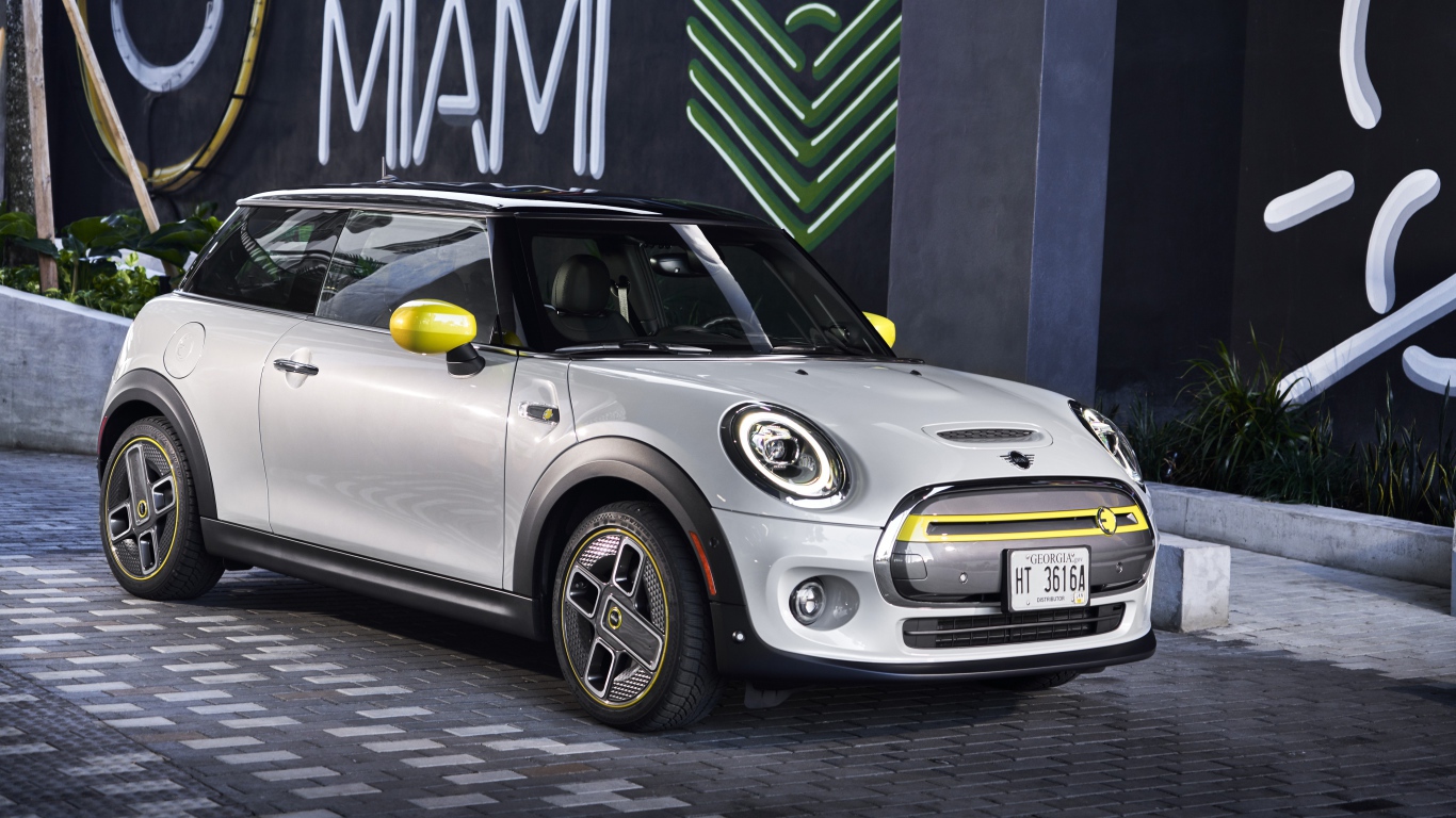 Серебристый  MINI Cooper SE, 2020 года у дома