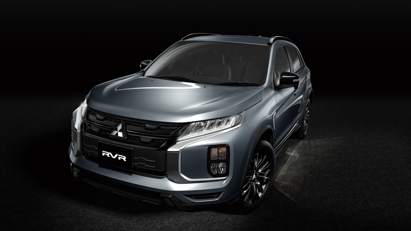 Стильный серебристый Mitsubishi RVR Black Edition 2019 года на черном фоне