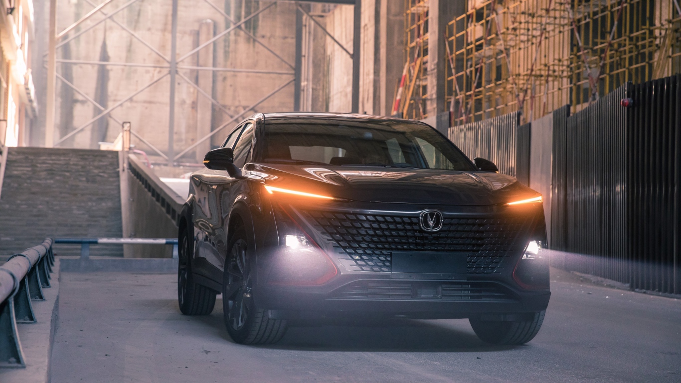 Черный автомобиль Changan UNI-T 2020 года с включенными фарами