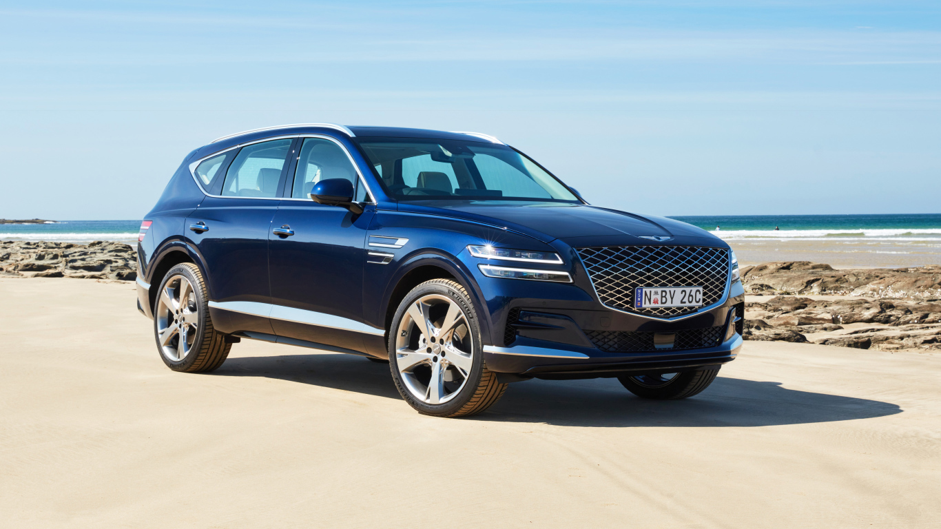 Синий автомобиль Genesis GV80 2.5T 2020 года у океана