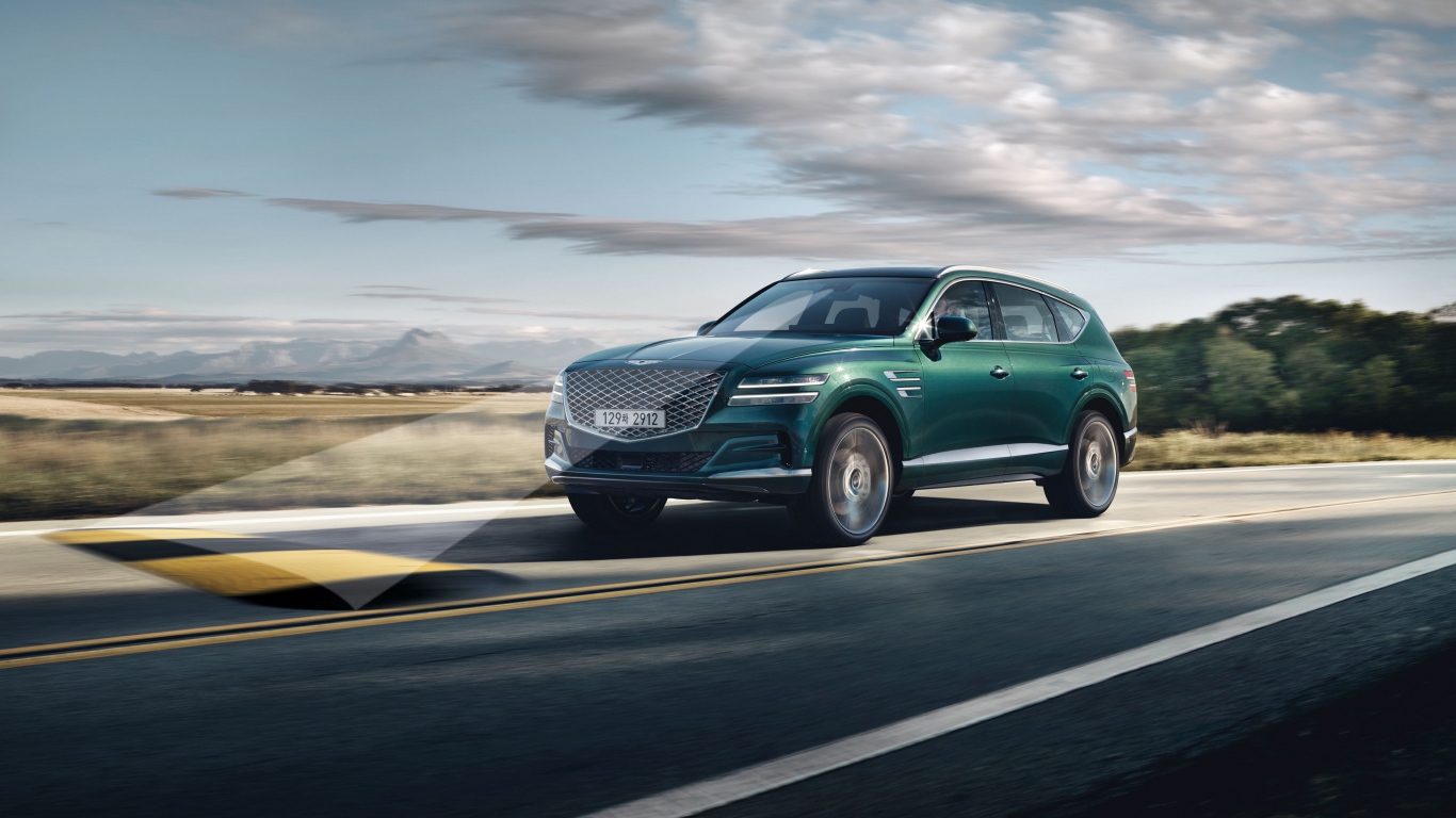 Внедорожник Genesis GV80 2020 года на трассе 