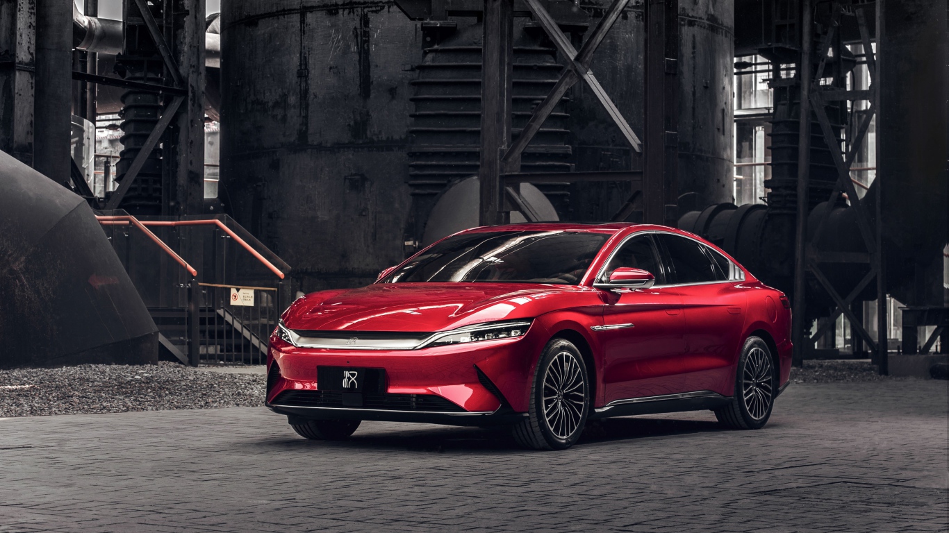 Красный автомобиль BYD Han EV 2020 года у завода