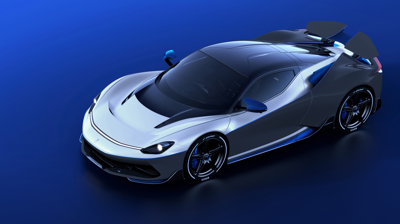 Серебристый автомобиль Pininfarina Battista Anniversario 2020 года на синем фоне
