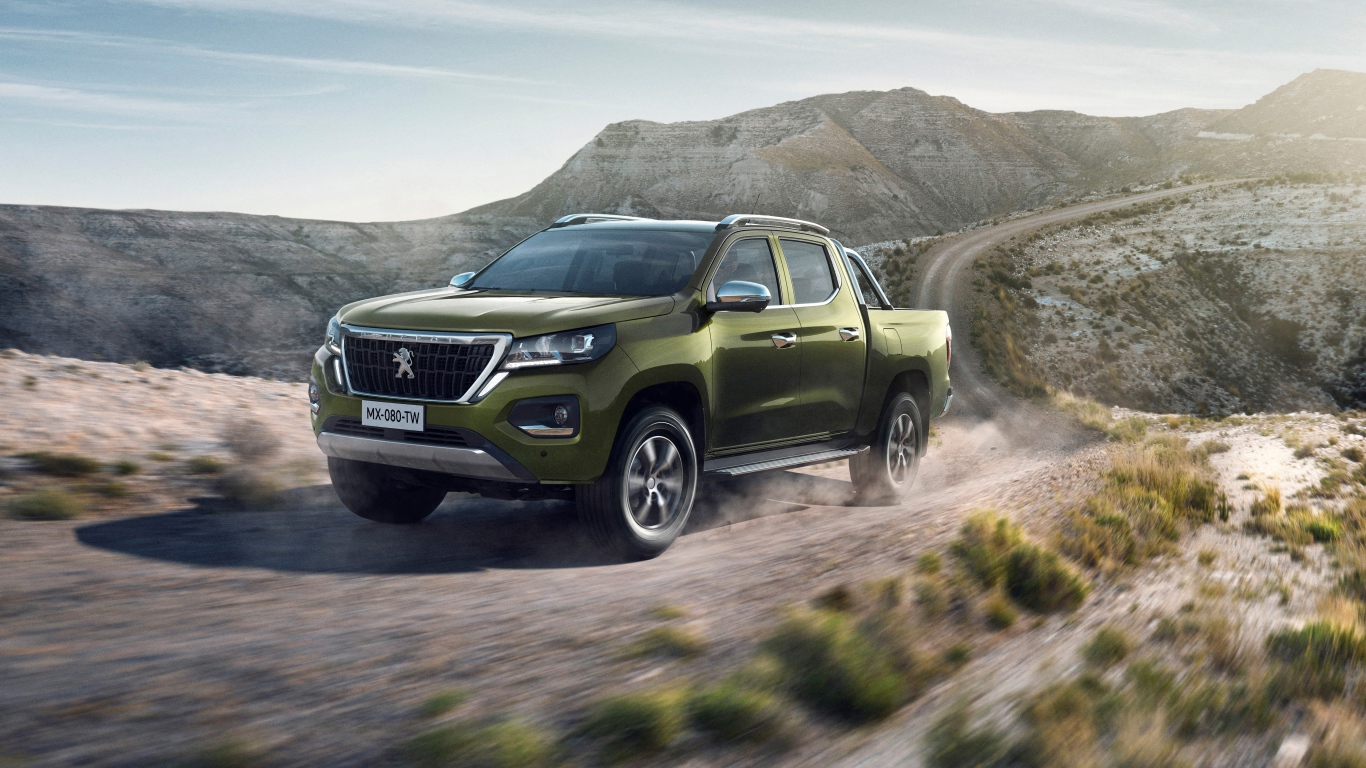 Внедорожник Peugeot Landtrek, 2020 года на горной дороге