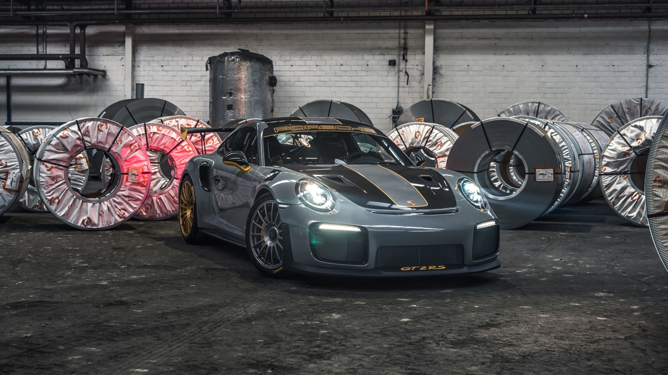 Спортивный автомобиль Porsche 911 GT2 RS 2020 года 