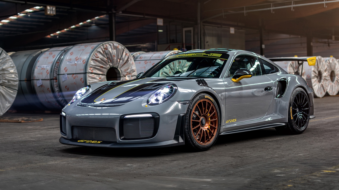 Автомобиль Porsche 911 GT2 RS 2020 года на заводе
