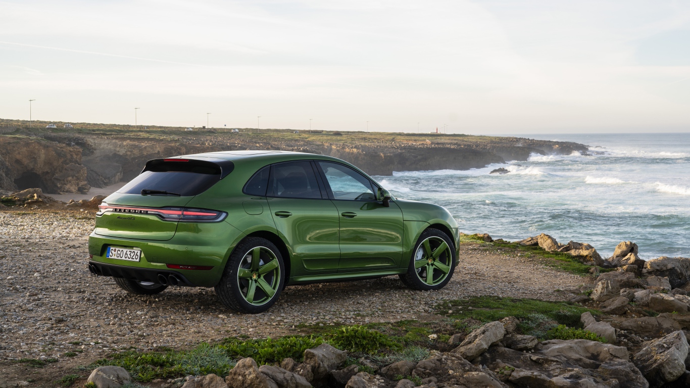 Автомобиль Porsche Macan GTS 2020 года у воды 