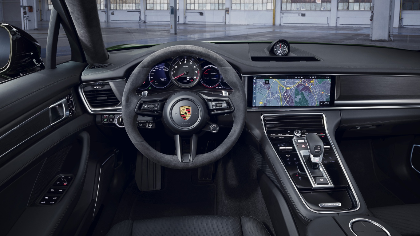 Салон автомобиля Porsche Panamera 4S 2020 года 
