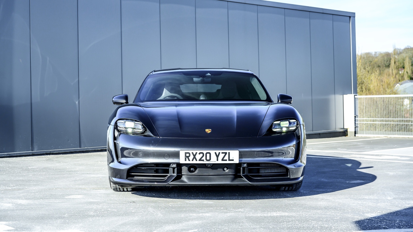 Автомобиль Porsche Taycan Turbo 2020 года вид спереди