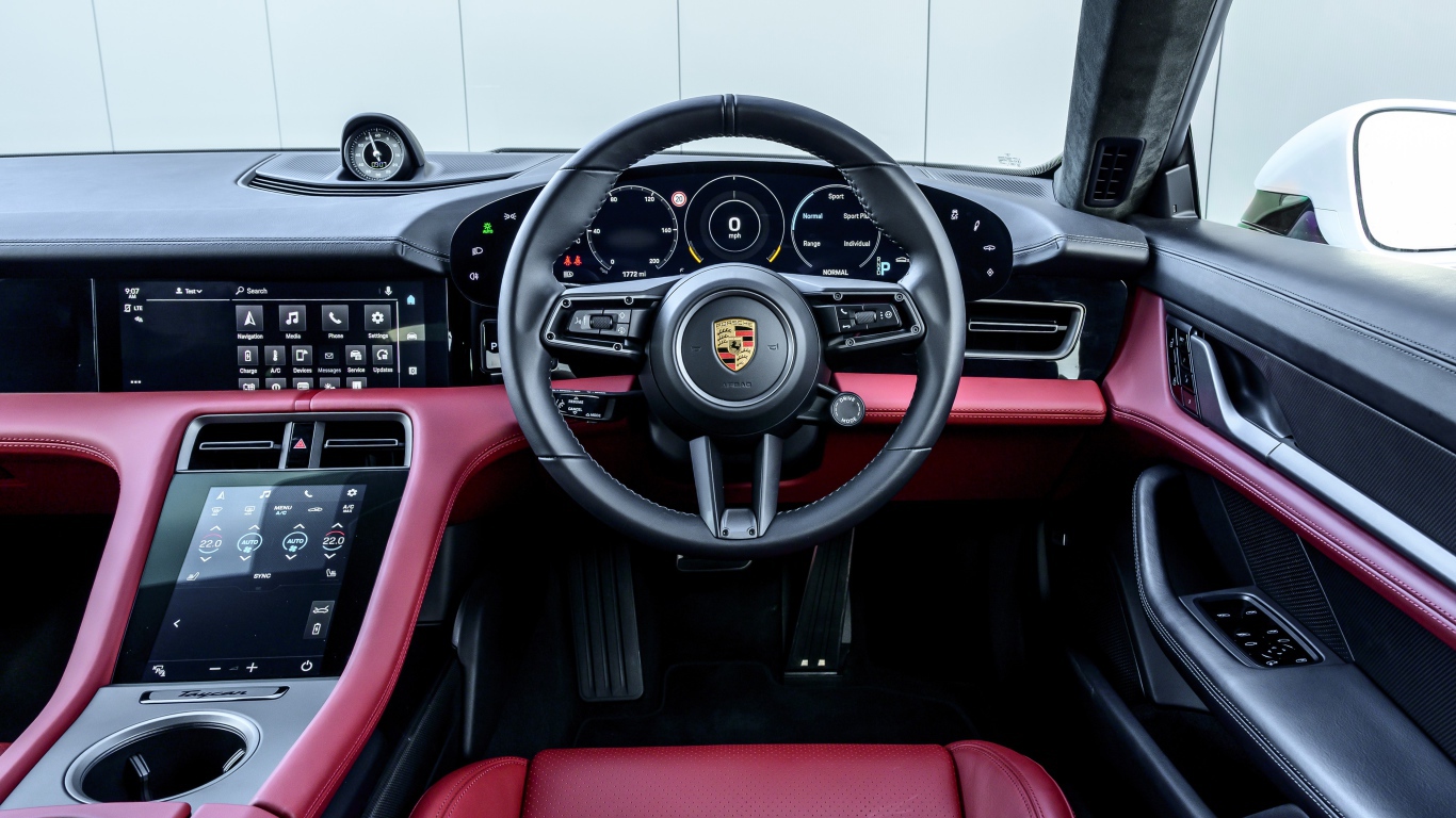 Салон автомобиля Porsche Taycan Turbo S 2020 года 