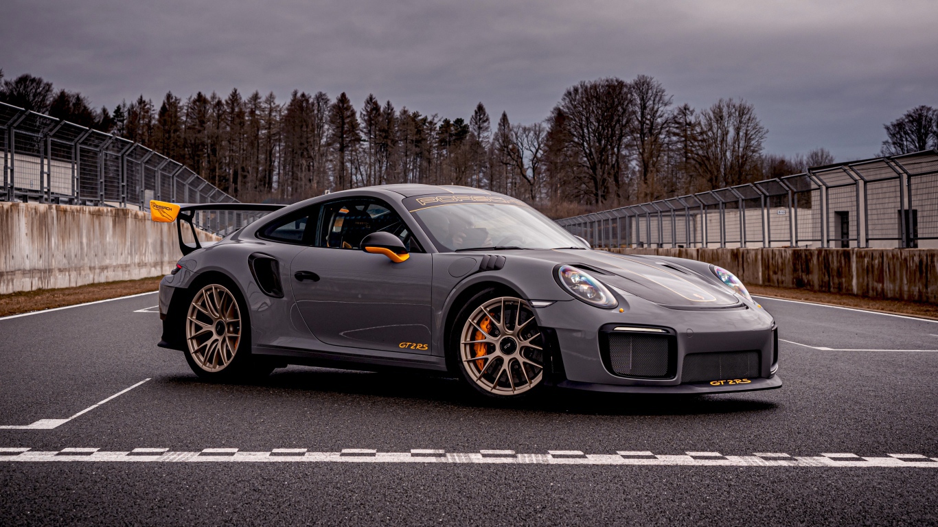 Быстрый Porsche 911 GT2 RS 2020 года на гонках 