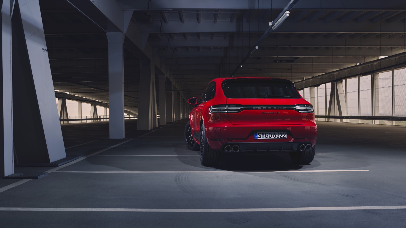 Красный внедорожник Porsche Macan GTS 2020 года на парковке
