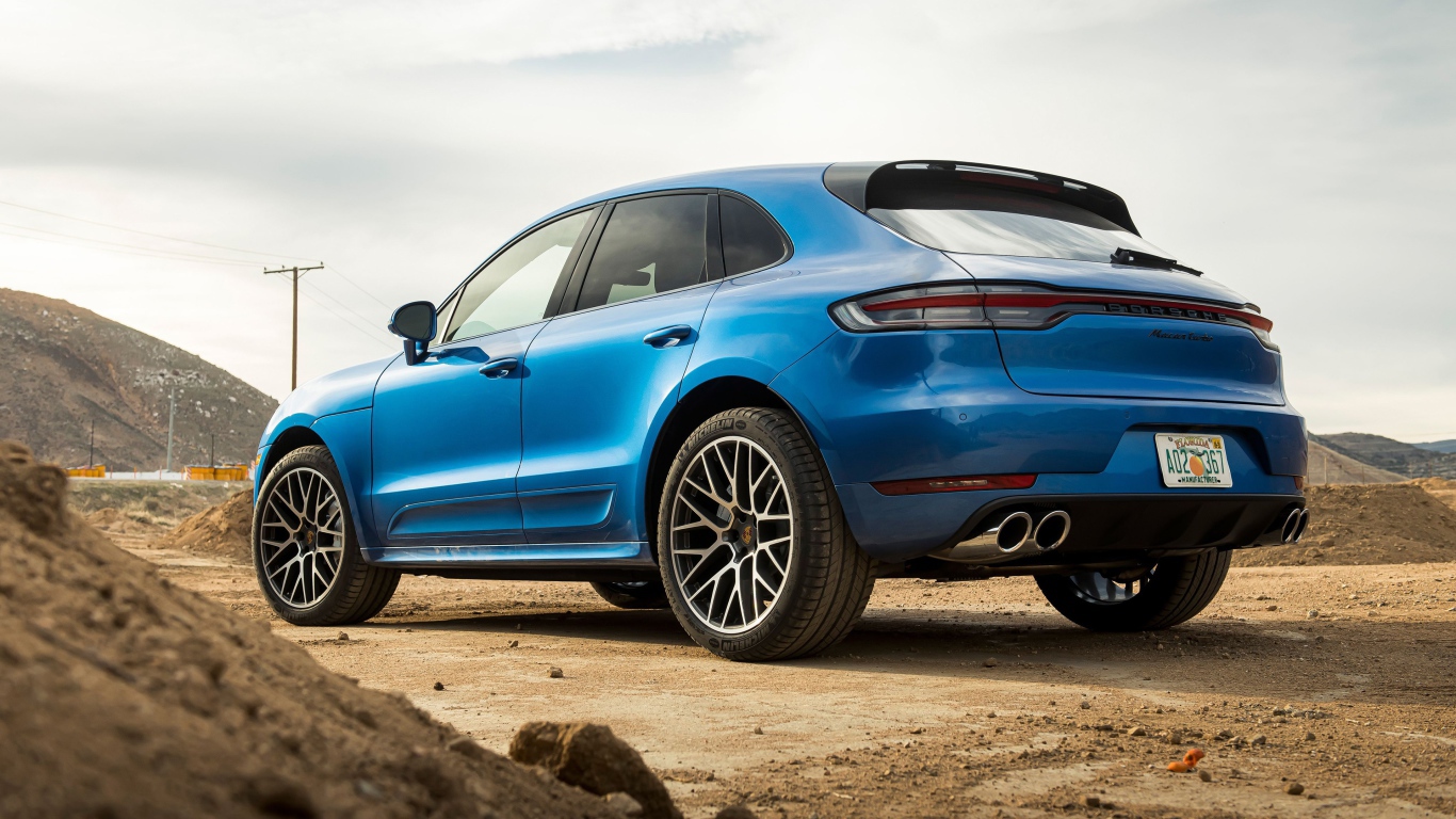 Синий автомобиль  Porsche Macan Turbo, 2020 года вид сзади 
