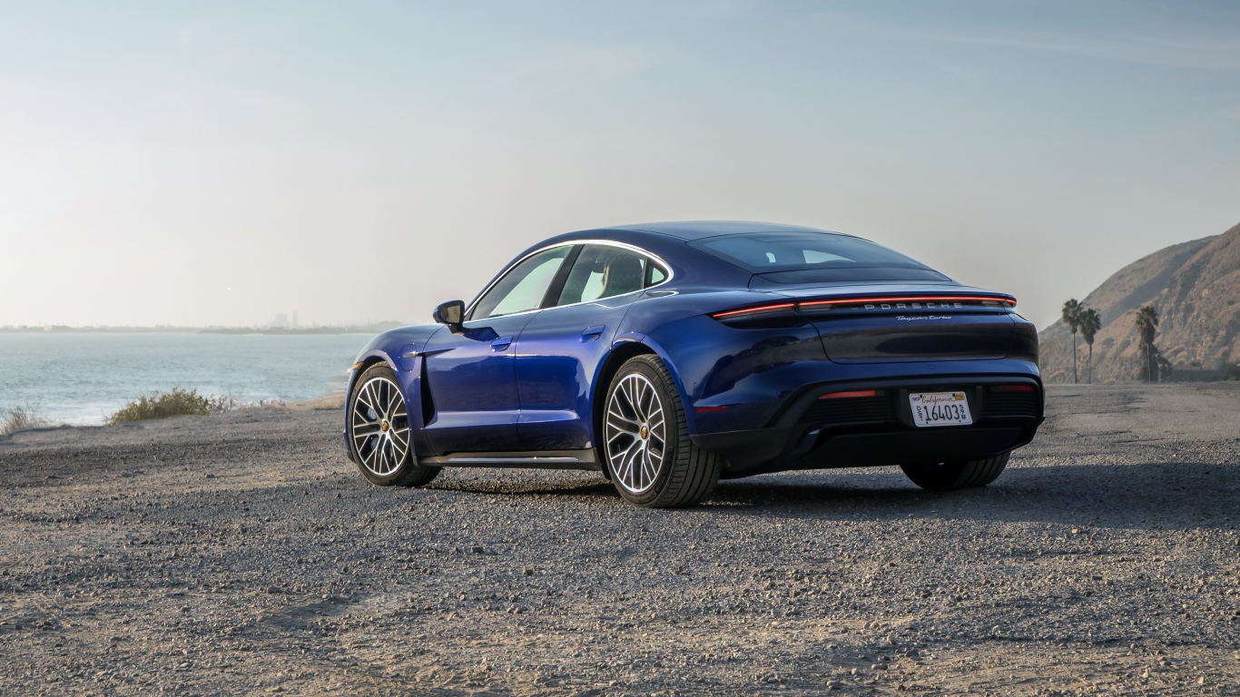 Синий автомобиль  Porsche Taycan, 2020 года вид сзади