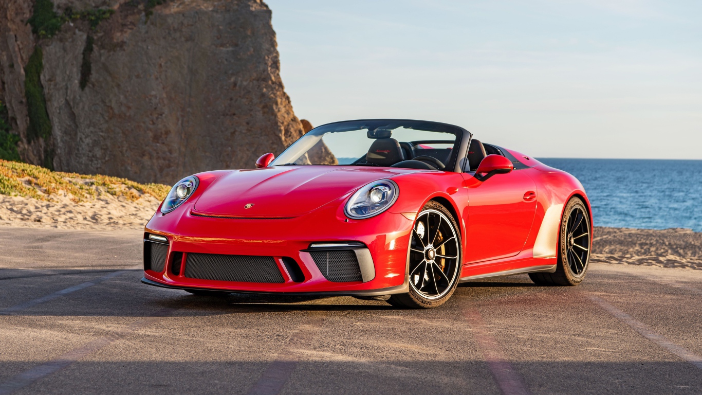 Красный автомобиль Porsche 911 Speedster, 2019 года у воды