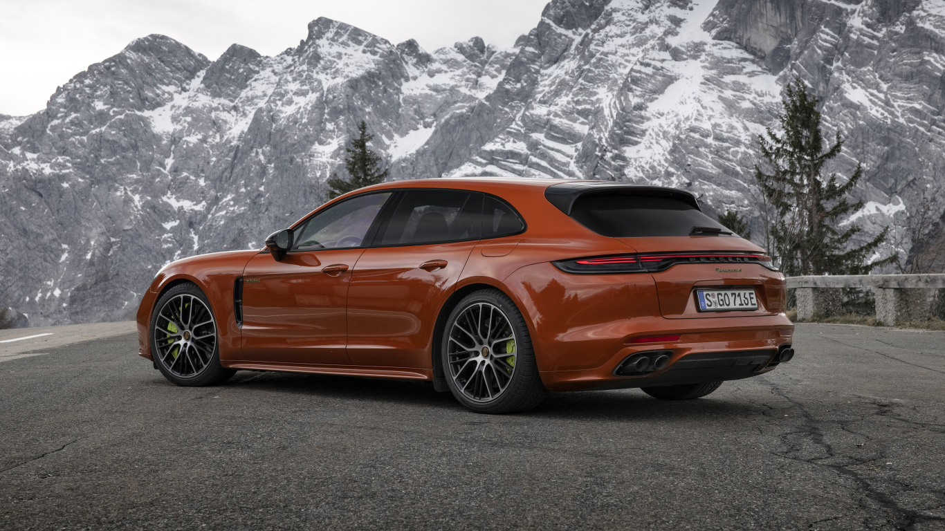 Красный автомобиль Porsche Panamera 4 E-Hybrid 2021 года на фоне гор