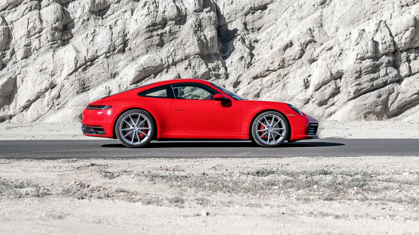 Красный  Porsche 911 Carrera S, 2020 года на фоне горы