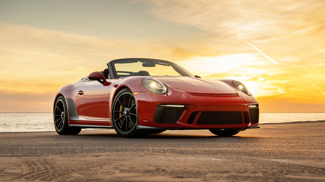 Красный кабриолет Porsche 911 Speedster, 2019 года на фоне заката 